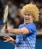 ウィッグをつけてチャリティーマッチに臨むジョン・マッケンロー（John McEnroe）氏（2013年11月17日撮影）。(c)AFP/Toru YAMANAKA