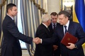 ウクライナの首都キエフ（Kiev）で、合意文書への署名後に握手する野党ウダル（Udar）のビタリ・クリチコ（Vitali Klitschko）党首（左）とビクトル・ヤヌコビッチ（Viktor Yanukovych）大統領（右、2014年2月21日撮影）。(c)AFP/SERGEI SUPINSKY