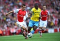 14-15イングランド・プレミアリーグ第1節、アーセナル（Arsenal）対クリスタルパレス（Crystal Palace）。クリスタルパレスのマルアン・シャマフ（Marouane Chamakh）とボールを競るアーセナルのマテュー・ドゥビュシー（Mathieu Debuchy、2014年8月16日撮影）。(c)AFP/CARL COURT
