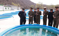 養魚場を視察する金正恩朝鮮労働党委員長。朝鮮中央通信配信（2019年4月16日配信、撮影日不明）。(c)AFP PHOTO/KCNA VIA KNS