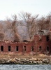 ニューヨーク（New York）のハート島（Hart Island）にある廃虚（2014年3月27日撮影）。(c)AFP/Don Emmert