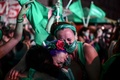 アルゼンチン首都ブエノスアイレスにある国会議事堂前で、人工妊娠中絶合法化法案の可決を受け歓喜する賛成派（2020年12月30日撮影）。(c)RONALDO SCHEMIDT / AFP