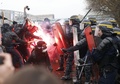 仏パリで行われた労働法改正に抗議するデモで衝突するデモの参加者たちと機動隊（2016年3月31日撮影）。(c)AFP/THOMAS SAMSON