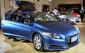 都内のホンダ（Honda Motor）のショールームで、スポーツタイプの新小型ハイブリッド車（HV）「CR-Z」を取材する報道陣（2010年2月25日撮影）。(c)AFP/Yoshikazu TSUNO