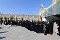 イラン・テヘラン郊外で、国会選挙で票を投じるため列をつくる人々（2020年2月21日撮影）。(c)ATTA KENARE / AFP