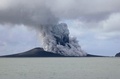 トンガの首都ヌクアロファ（Nuku&apos;alofa）の約65キロ北西で、火山から上る煙（2015年1月15日撮影）。(c)AFP/New Zealand&apos;s Ministry of Foreign Affairs and Trade (MFAT)