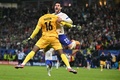 サッカー欧州選手権準々決勝、ポルトガル対フランス。勝利を決め、マイク・メニャン（手前）と喜ぶフランスのテオ・エルナンデス（2024年7月5日撮影）。(c)JAVIER SORIANO / AFP