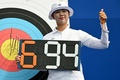 パリ五輪、アーチェリー女子ランキングラウンド。世界新記録の得点が記されたボードを手にする韓国の林是見（2024年7月25日撮影）。(c)Punit PARANJPE / AFP
