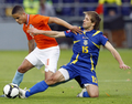 ウクライナの選手とボールを競り合うオランダのイブラヒム・アフェレイ（%%Ibrahim Afellay%%）。（2008年5月24日撮影）(c)AFP/MARCEL ANTONISSE
