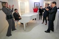 英中部リバプールのビートルズ・ストーリー博物館でジョン・レノンさんの代表曲「イマジン」をピアノで演奏し、各国外相に拍手を送られる林芳正外相（左から2人目、2021年12月11日撮影）。(c)Christopher Furlong / POOL / AFP