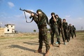 トルコ国境に近いシリアの町カタニヤで、ISと戦うシリア語系キリスト教徒の女性民兵組織、「二つの川の間の土地を守る女性防衛部隊」の訓練キャンプに参加するメンバーたち（2015年12月1日撮影）。(c)AFP/DELIL SOULEIMAN