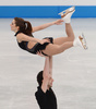 12-13フィギュアスケートGPシリーズ第6戦、NHK杯（NHK Trophy 2012）は23日、宮城県利府町のセキスイハイムスーパーアリーナで行われ、ペア・ショートプログラム（SP）ではロシアのベラ・バザロワ（Vera Bazarova）/ユーリ・ラリオノフ（Yuri Larionov）組が65.61点で首位に立った。

61.85点で3位につけた米国のマリッサ・キャステリ（Marissa Castelli）/サイモン・シュナピア（Simon Shnapir）組（2012年11月24日撮影）。(c)AFP/Toru YAMANAKA