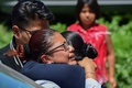 メキシコ中部トゥルテペックの花火倉庫で起きた爆発の現場で抱き合う女性ら（2018年7月5日撮影）。(c)AFP PHOTO / Pedro PARDO