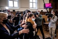 仏シャロンシュルソーヌの裁判所に到着したバレリー・バコ被告（中央の黄色いスカーフを巻いた人物、2021年6月21日撮影）。(c)JEFF PACHOUD / AFP