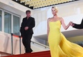 非コンペティション部門で上映された『Mad Max : Fury Road』に出演した女優のシャーリーズ・セロン（右）と恋人で俳優のショーン・ペン（2015年5月14日撮影）。(c)AFP/ANNE-CHRISTINE POUJOULAT