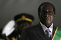 ジンバブエの首都ハラレ（Harare）で、大統領就任式に臨むロバート・ムガベ（Robert Mugabe）大統領（2008年6月29日撮影）。(c)AFP/Alexander Joe