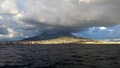 イタリア・ナポリ湾越しに見えるベズビオ火山（2015年5月23日撮影、資料写真）。(c)DANIEL SLIM / AFP