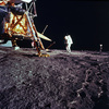 月着陸船のそばに立つ、アポロ12号（Apollo 12）の乗組員（1969年11月19日撮影）。(c)AFP/NASA