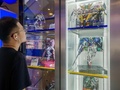模型を眺める客（2018年9月6日撮影）。(c)CNS/王岡