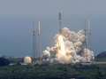 米航空宇宙局（NASA）は5日、木星探査機「ジュノー（Juno）」を載せたアトラスVロケットの打ち上げに成功した。無人探査機「ジュノー」は太陽電池を用いて、5年間をかけて太陽系で最大の惑星である木星に到達し、周回しながら1年かけて木星誕生の謎を探る（2011年8月5日撮影）。(c)AFP/Bruce Weaver 

&lt;a href=&quot;http://www.afpbb.com/article/environment-science-it/science-technology/2818503/7604368&quot;&gt;&lt;b&gt;【図解】太陽電池を用いた無人木星探査機「ジュノー」&lt;/b&gt;&lt;/a&gt;