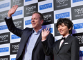 都内で行われた最新主演ドラマ『TOUCH／タッチ（Touch）』の記者会見に出席した俳優キーファー・サザーランド（Kiefer Sutherland、左）とゲストとして登場した濱田龍臣（Tatsuomi Hamada、2012年9月3日撮影）。(c)AFP/Yoshikazu TSUNO