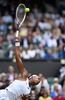 テニス、ウィンブルドン選手権、女子シングルス4回戦。サーブを打つコリ・ガウフ（2021年7月5日撮影）。(c)Glyn KIRK / AFP