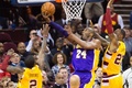 15-16NBA、クリーブランド・キャバリアーズ対ロサンゼルス・レイカーズ。ゴール下から得点を狙うロサンゼルス・レイカーズのコービー・ブライアント（中央、2016年2月10日撮影）。(c)AFP/Getty Images/Jason Miller