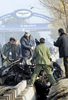 2007年12月4日、カブール（Kabul）で自爆した車の残がいを調べるアフガニスタンの警察。(c)AFP/MASSOUD Hossaini