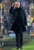 サッカーヨーロッパリーグ、グループA第4節、フェネルバフチェ対マンチェスター・ユナイテッド。指示を出すマンチェスター・ユナイテッドのジョゼ・モウリーニョ監督（2016年11月3日撮影）。(c)AFP