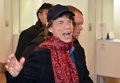 羽田空港の到着ロビーに姿を見せたザ・ローリング・ストーンズ（The Rolling Stones）のミック・ジャガー（Mick Jagger、2014年2月23日撮影）。(c)AFP/Yoshikazu TSUNO