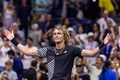 全米オープンテニス、男子シングルス4回戦。勝利を喜ぶアレクサンダー・ズベレフ（2023年9月5日撮影）。(c)COREY SIPKIN / AFP