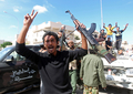 リビア・シルト（Sirte）で、ムアマル・カダフィ（Moamer Kadhafi）大佐拘束を喜ぶ、反カダフィ勢力の連合体「国民評議会（National Transitional Council、NTC）」の兵士ら（2011年10月20日撮影）。(c)AFP/AHMAD AL-RUBAYE