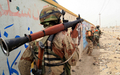 イラク南部バスラ（Basra）で、北部Hayaniyah地区に入るイラク軍兵士（2008年4月19日撮影）。(c)AFP/ESSAM AL-SUDANI