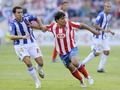 マラガのロロ（%%Manuel Ortiz Toribio ’Lolo’%%）と競り合うアトレティコ・マドリードのセルヒオ・アグエロ（%%Sergio Aguero%%）。（2008年8月31日撮影）(c)AFP/DANI POZO