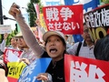 安保法制関連法案に反対し、都内の首相官邸前で抗議集会に参加する人（2015年5月14日撮影）。(c)AFP/Yoshikaあzu TSUNO