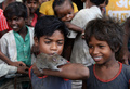 インド・ビハール州の村でネズミで遊ぶ「ムサハール」の子どもたち（2017年8月18日撮影）。(c)AFP PHOTO / SAJJAD HUSSAIN