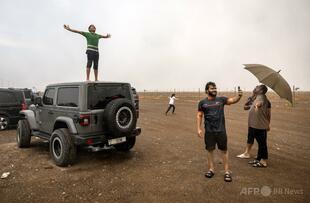 モンスーン愛するインド人、異国の砂漠で雨を追う UAE