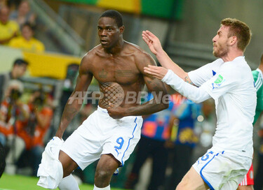 ユニホーム脱いだバロテッリに指揮官が苦言 写真4枚 国際