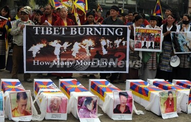 チベット自治区ラサで僧侶2人が焼身自殺、中国