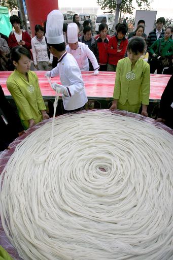 長さ420メートルのビーフン、「世界最長の麺」なるか？