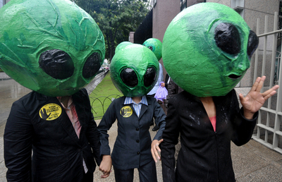 グリーンピースら、エイリアン姿で温暖化対策求める フィリピン
