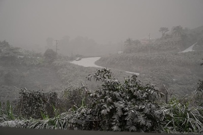 カリブ海のセントビンセント島、噴火で火山灰に覆われる