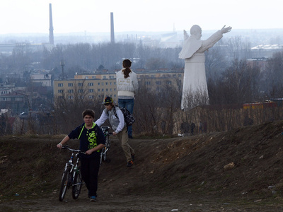 世界最大のヨハネ・パウロ2世像