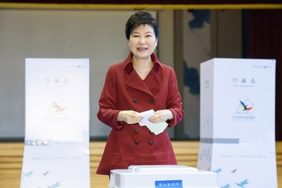 韓国総選挙、与党過半数割れか 出口調査