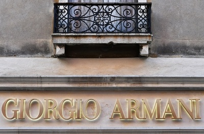 アルマーニ、イタリアの全工場で医療用作業服を生産