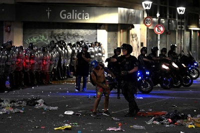 W杯優勝パレード後のアルゼンチン首都で衝突発生 逮捕者も