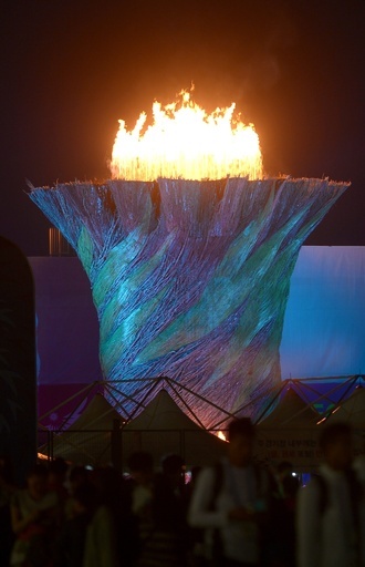 関係者も赤面する珍事、アジア大会で聖火が消えるハプニング