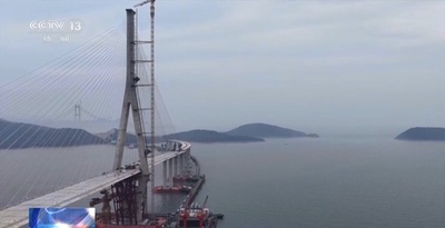 世界最大スパンの3塔式鋼箱桁斜張橋 主橋が接合