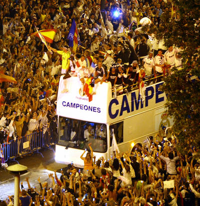 レアル・マドリードの優勝パレードで警察官と一部サポーターが衝突