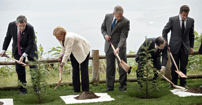 洞爺湖サミット、G8首脳が記念植樹